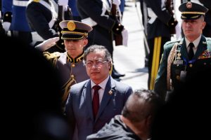 O presidente da Colômbia, Gustavo Petro, chega para a posse do presidente do Equador, Daniel Noboa, reeleito para um segundo mandato, em Quito, Equador | Foto: Karen Toro/Reuters