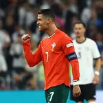 Cristiano Ronaldo comemora o segundo gol de Portugal contra a Alemanha, em jogo válido pela Nations League - 4/6/2025 | Foto: Kai Pfaffenbach/Reuters