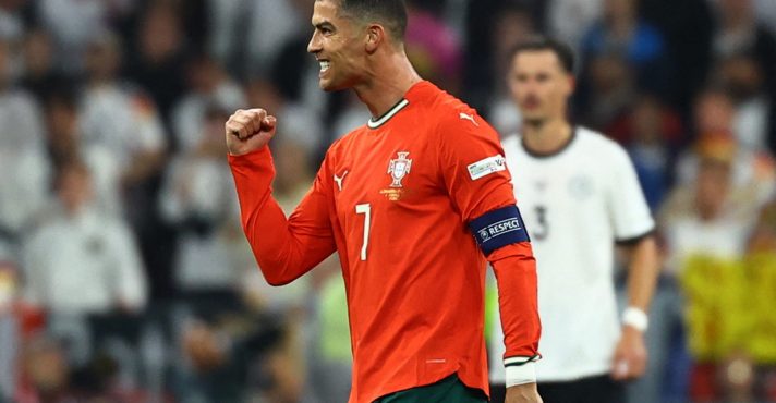 Cristiano Ronaldo comemora o segundo gol de Portugal contra a Alemanha, em jogo válido pela Nations League - 4/6/2025 | Foto: Kai Pfaffenbach/Reuters