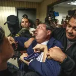 Momento em que os agentes federais detêm o controlador da cidade de Nova York e pré-candidato à prefeitura, Brad Lander: político desrespeitou a lei | Foto: Reprodução/Twitter/X