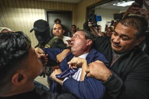 Momento em que os agentes federais detêm o controlador da cidade de Nova York e pré-candidato à prefeitura, Brad Lander: político desrespeitou a lei | Foto: Reprodução/Twitter/X
