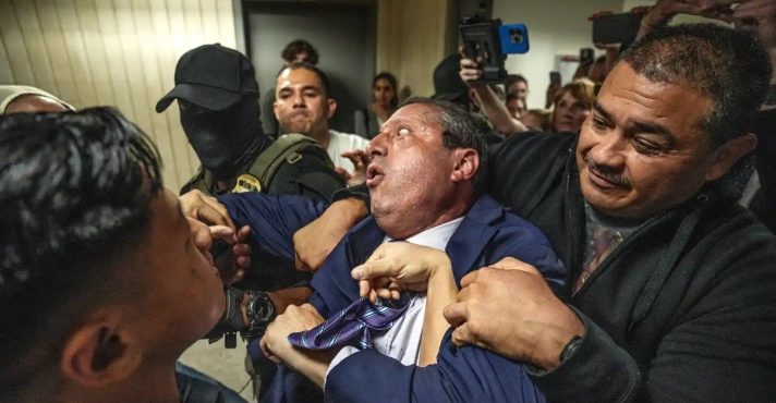 Momento em que os agentes federais detêm o controlador da cidade de Nova York e pré-candidato à prefeitura, Brad Lander: político desrespeitou a lei | Foto: Reprodução/Twitter/X