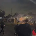 Manifestantes portam bandeiras pró-Palestina em meio ao disparo de rojões: intervenção necessária, diz governo dos EUA | Foto: Reprodução/Redes sociais