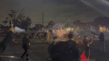 Manifestantes portam bandeiras pró-Palestina em meio ao disparo de rojões: intervenção necessária, diz governo dos EUA | Foto: Reprodução/Redes sociais