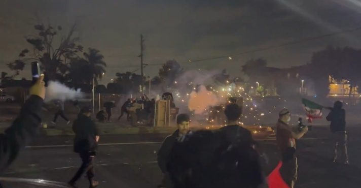 Manifestantes portam bandeiras pró-Palestina em meio ao disparo de rojões: intervenção necessária, diz governo dos EUA | Foto: Reprodução/Redes sociais