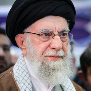 No alvo dos militares israelenses, segundo fontes internacionais, o iatolá aiatolá Ali Khamenei promete responder com guerra a um eventual ataque dos EUA | Foto: Reprodução/Twitter/X