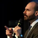 Eduardo condiciona a volta a uma mudança de postura de Moraes nos inquéritos contra políticos da oposição | Foto: Reprodução/Flickr/Partido Liberal