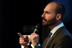 Eduardo condiciona a volta a uma mudança de postura de Moraes nos inquéritos contra políticos da oposição | Foto: Reprodução/Flickr/Partido Liberal