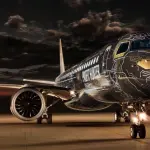 O jato de aviação comercial E2, fabricado pela Embraer: produto em estoque pode ser decisivo no negócio | Foto: Embraer/Divulgação