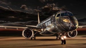 O jato de aviação comercial E2, fabricado pela Embraer: produto em estoque pode ser decisivo no negócio | Foto: Embraer/Divulgação