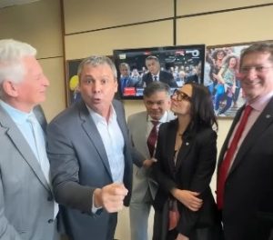 Lindbergh Farias e aliados durante depoimento de Bolsonaro: declaração em tom provocativo e campanha pelo 'sem anistia' | Foto: Reprodução/Instagram/@lindberghfarias