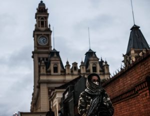 Pedestres enfrentam clima frio na região central de São Paulo - 29/5/2025 | Foto: Werther Santana/Estadão Conteúdo