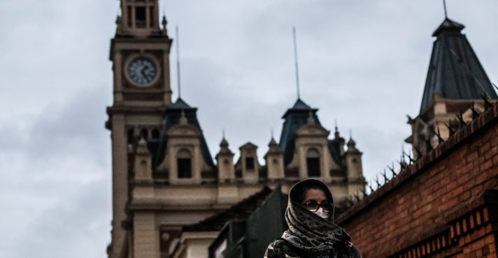 Pedestres enfrentam clima frio na região central de São Paulo - 29/5/2025 | Foto: Werther Santana/Estadão Conteúdo