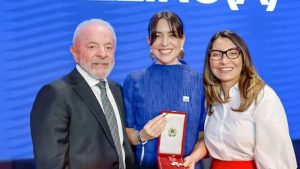 Roberta Sá entre Lula e Janja, que entregaram à cantora, em maio deste ano, a medalha da Ordem do Mérito Cultural | Foto: Divulgação/PR