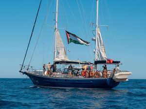 A ativista Greta Thunberg se aproxima da Faixa de Gaza a bordo de um barco junto de outras 12 pessoas | Foto: Reprodução/Instagram