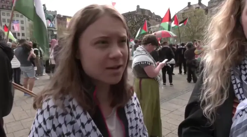Greta, em protesto contra Israel, usando o lenço palestino, o Keffiyeh