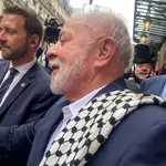 Lula na França usando um keffiyeh, lenço que se tornou símbolo da resistência palestina e usado pelo Hamas - 4/6/2025 | Foto: Reprodução/X
