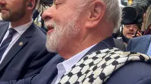 Lula na França usando um keffiyeh, lenço que se tornou símbolo da resistência palestina e usado pelo Hamas - 4/6/2025 | Foto: Reprodução/X
