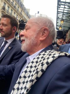 Lula na França usando um keffiyeh, lenço que se tornou símbolo da resistência palestina e usado pelo Hamas - 4/6/2025 | Foto: Reprodução/X