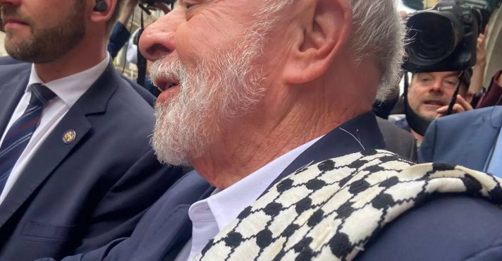 Lula na França usando um keffiyeh, lenço que se tornou símbolo da resistência palestina e usado pelo Hamas - 4/6/2025 | Foto: Reprodução/X
