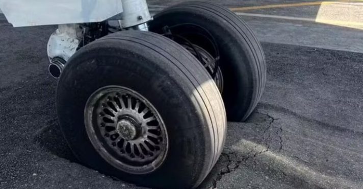 avião gol azul fernando de noronha atolado