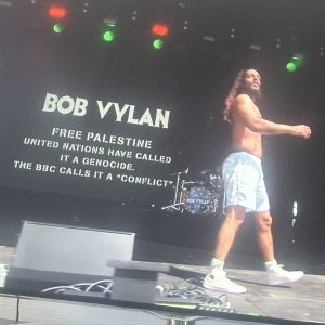 Festival no Reino Unido tem manifestações antissemitas e pró-Palestina da dupla Bob Vylan