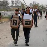Palestinos transportam mantimentos entregues por funcionários da Fundação Humanitária de Gaza | Foto: Reprodução/Twitter/X