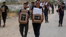 Palestinos transportam mantimentos entregues por funcionários da Fundação Humanitária de Gaza | Foto: Reprodução/Twitter/X