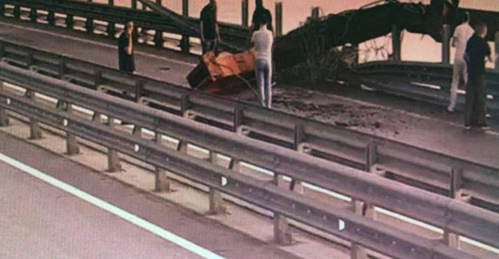 Imagem divulgada pelo serviço secreto da Ucrânia mostra estado da ponte da Crimeia