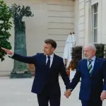 Lula e Macron de mãos dadas na França