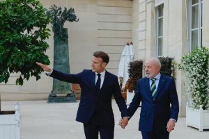 Lula e Macron de mãos dadas na França