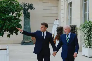 Lula e Macron de mãos dadas na França