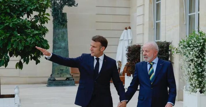 Lula e Macron de mãos dadas na França