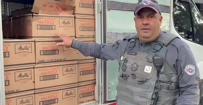 Carga de pó de café recuperada pela Polícia Militar