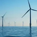 Energia eólica 'offshore' é a eletricidade gerada por turbinas que captam a força dos ventos em alto-mar