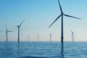Energia eólica 'offshore' é a eletricidade gerada por turbinas que captam a força dos ventos em alto-mar