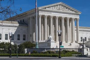 O caso envolve a tentativa de Trump de acabar com a cidadania por nascimento, direito garantido a bebês nascidos em solo americano