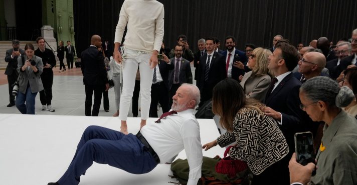 Lula participou de um evento dentro da programação do Ano do Brasil na França, que prevê atividades culturais até o mês de setembro | Foto: Michel Euler/Pool/Reuters