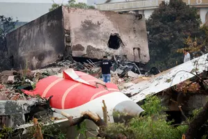 Um bombeiro ao lado da aeronave Boeing 787-8 Dreamliner da Air India que caiu, em Ahmedabad, Índia - 13/6/2025 | Foto: Adnan Abidi/Reuters