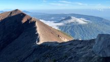 O militar ainda disse que é muito difícil a chegada de socorro quando há alguma situação de emergência no Monte Rinjani, que fica na Indonésia | Foto: Reprodução/X