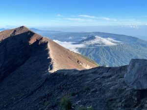 O militar ainda disse que é muito difícil a chegada de socorro quando há alguma situação de emergência no Monte Rinjani, que fica na Indonésia | Foto: Reprodução/X