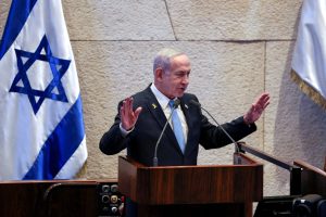 O primeiro-ministro israelense, Benjamin Netanyahu, discursa durante uma sessão plenária do Knesset, o Parlamento de Israel - 11/6/2025 | Foto: Ronen Zvulun/Reuters