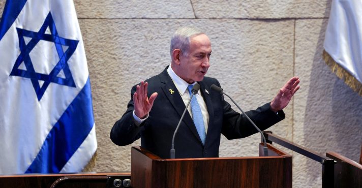 O primeiro-ministro israelense, Benjamin Netanyahu, discursa durante uma sessão plenária do Knesset, o Parlamento de Israel - 11/6/2025 | Foto: Ronen Zvulun/Reuters