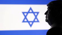 Um modelo em miniatura impresso em 3D do presidente dos EUA, Donald Trump, e da bandeira de Israel - 18/6/2025 | Dado Ruvic/Ilustração/Reuters