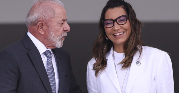 Apesar de não ter cargo oficial, a primeira-dama Rosângela da Silva, a Janja, continua a exercer protagonismo no governo Lula | Foto: Marcelo Camargo/Agência Brasil