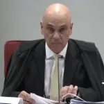 O ministro Alexandre de Moraes que, em tom de brincadeira, foi convidado por Bolsonaro para ser vice na candidatura à Presidência da República, em 2026: 'piada de efeito', diz jurista