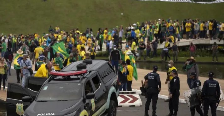 Manifestações na Praça dos Três Poderes, em 2023; Jovem Pan criticou, mas Sleeping Giants distorceu posição da emissora, diz juíza | Foto: Joedson Alves/Agência Brasil