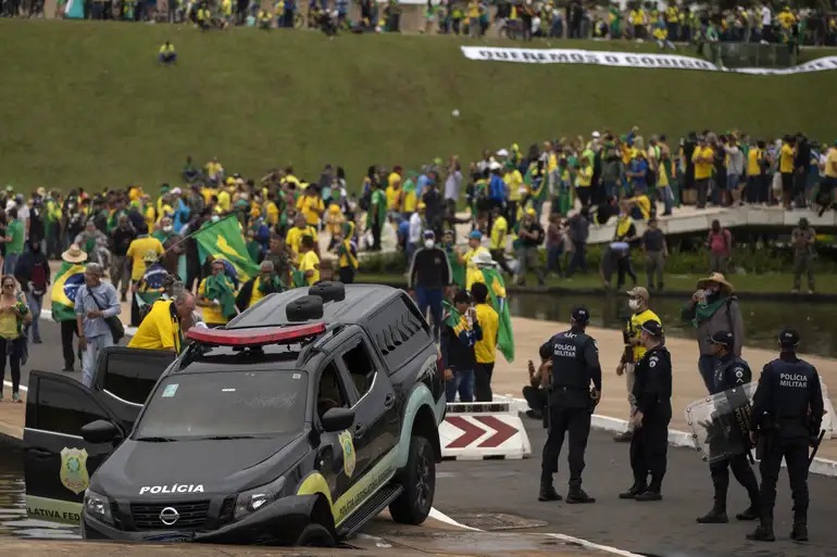 Manifestações na Praça dos Três Poderes, em 2023; Jovem Pan criticou, mas Sleeping Giants distorceu posição da emissora, diz juíza | Foto: Joedson Alves/Agência Brasil