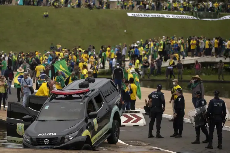 Manifestações na Praça dos Três Poderes, em 2023; Jovem Pan criticou, mas Sleeping Giants distorceu posição da emissora, diz juíza | Foto: Joedson Alves/Agência Brasil