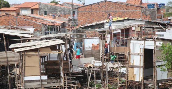 Habitação improvisada no Maranhão: Estado tem o dobro de pessoas vivendo de Bolsa Família em comparação ao número de trabalhadores | Foto: Reprodução/Redes sociais